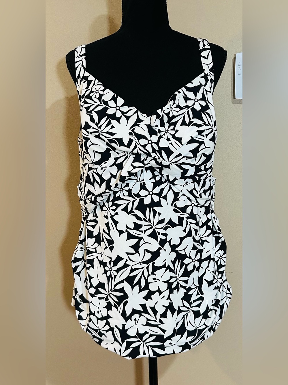 Lands' End Size 22W Black/White Floral Twist Tankini Swim Top Underwire Bra